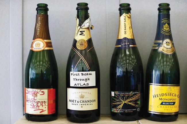 当lhc在2012年找到希格斯玻色子时,给标准模型画上了完整的句号.